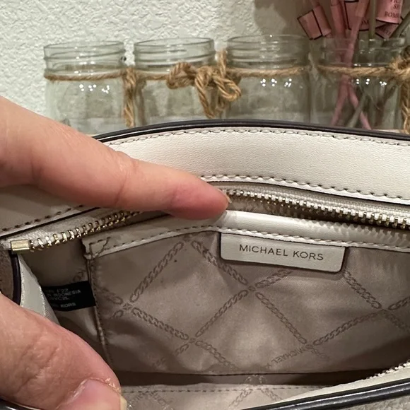 Price Drop ⬇️ Michael Kors Ivory Small Crossbody Bag - Picture 2 of 14